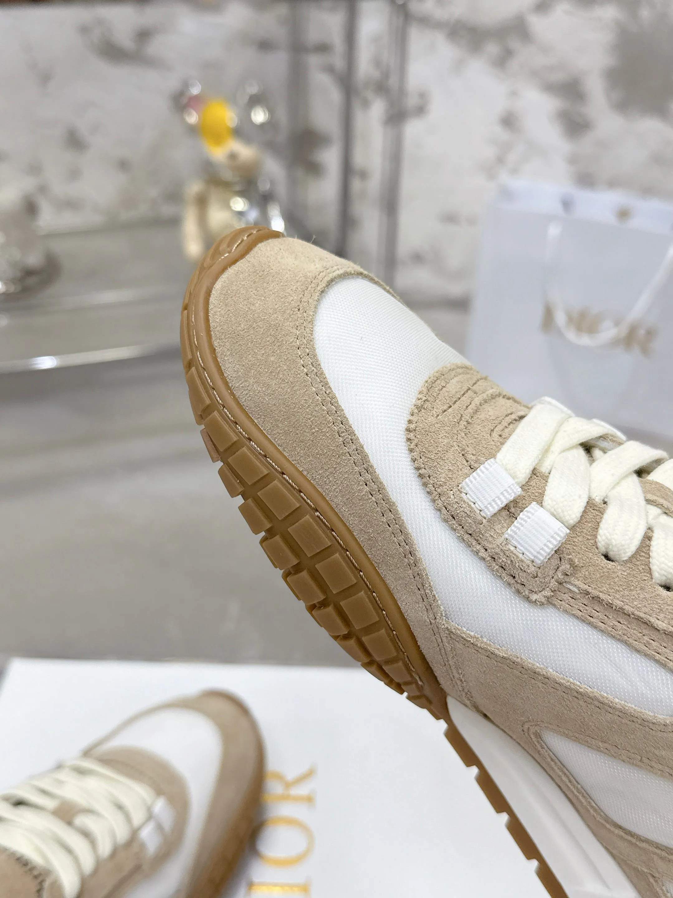Factory price 640💰 Top version! ! ! Dior Tech sneakers Dior Tech is newly launched, with exquisite color matching and autumn and winter atmosphere. This Dior Tech sneaker is a new product in the 2026 early spring ready-to-wear series. It is equipped with fashionable details and highlights the retro aesthetics. Made of calfskin and suede calfskin upper with transparent mesh side panels and ChristianDior Paris signature on the heel and tongue. A textured, tonal Dior signature sole adds couture style. Upper material: Textile, cowhide split leather, cowhide leather with Christian Dior Paris logo on the heel and tongue Textured Dior logo rubber sole embellished with Christian Dior's lucky star symbol! Size 35-46 (40 for women, 41 for men, 38.45.46, custom made and non-refundable)